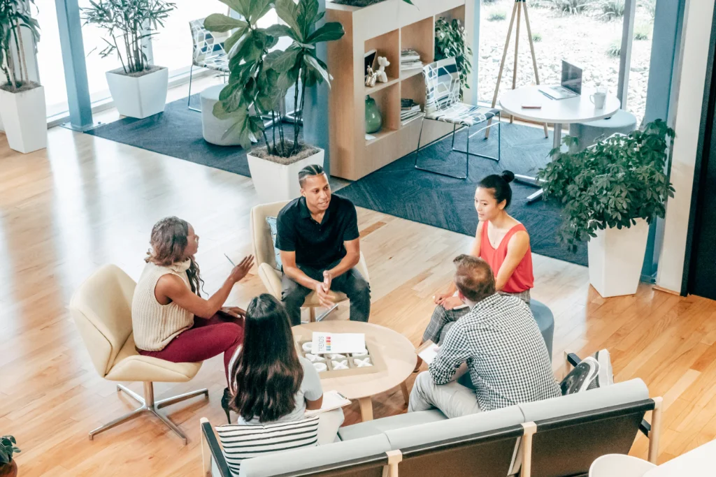 Team arbeitet an praktischen Aufgaben zur digitalen Sicherheit